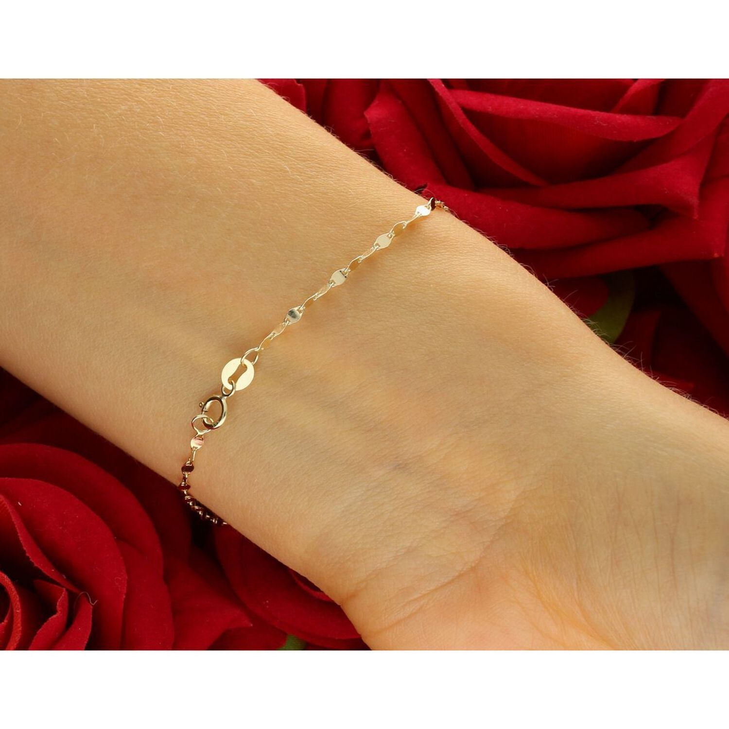 Delikatna złota bransoletka damska próby 585 złożona z drobnych blaszek. Długość 19 cm, waga 0,67 g, szerokość 1,7 mm, zapięcie na karabińczyk. 1.jpg